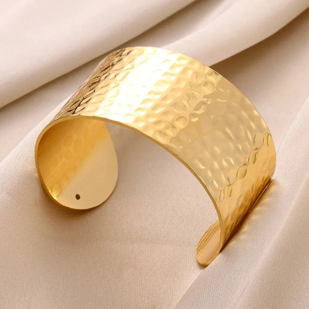 Fashionable Geometric Embossed Style Bracelet With Gold And Silver Dual Tone Minimalism Fashionable Jewelry Gift For Women - Avero
