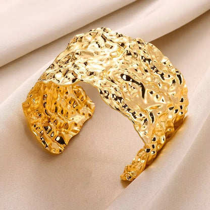 Fashionable Geometric Embossed Style Bracelet With Gold And Silver Dual Tone Minimalism Fashionable Jewelry Gift For Women - Avero