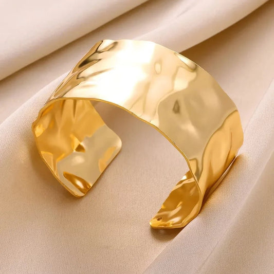 Fashionable Geometric Embossed Style Bracelet With Gold And Silver Dual Tone Minimalism Fashionable Jewelry Gift For Women - Avero